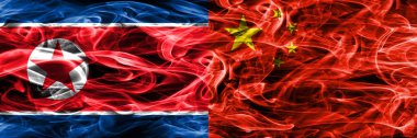 Kore Demokratik Halk Cumhuriyeti vs Çin duman bayrakları yan yana yerleştirilmiş