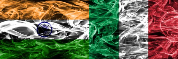 Индия Против Италии Дымовые Флаги Размещенные Бок Бок — стоковое фото
