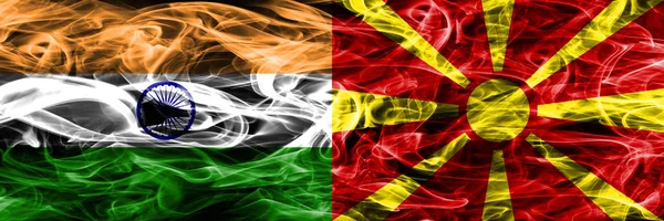 Ινδία Εναντίον Της Μακεδονίας Καπνίζουν Σημαίες Που Τοποθετούνται Δίπλα Δίπλα — Φωτογραφία Αρχείου
