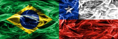 Brezilya vs Şili bayrakları yan yana yerleştirilmiş duman