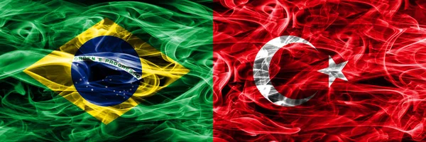 Бразилия Против Турции Дымовые Флаги Помещены Бок Бок — стоковое фото