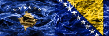 Kosova Rakip Bosna Hersek duman bayrakları yan yana yerleştirilmiş