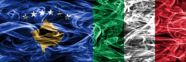 Kosowo Włochy Pali Flagi Umieszczone Obok Siebie — Zdjęcie stockowe
