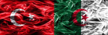 Türkiye vs Cezayir duman bayrakları yan yana yerleştirilmiş. Türk ve Cezayir bayrağı birlikte