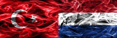 Türkiye vs Hollanda duman bayrakları yan yana yerleştirilmiş. Türk ve Hollanda bayrağı birlikte