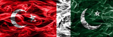 Türkiye vs Pakistan duman bayrakları yan yana yerleştirilmiş. Türkiye ve Pakistan bayrağı birlikte