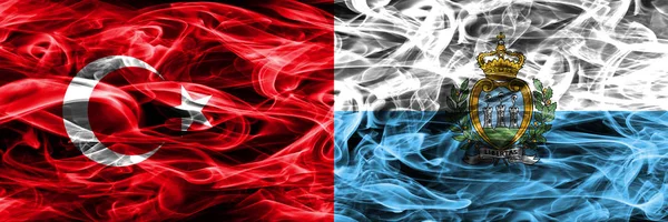トルコ対サンマリノ煙サイド サイド配置フラグ 一緒にトルコとサンマリノの旗 — ストック写真