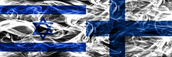イスラエル対並べて煙フィンランド フラグ 一緒にイスラエルとフィンランドの旗 — ストック写真