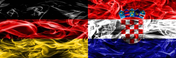 Deutschland Gegen Kroatien Rauchfahnen Nebeneinander Platziert Deutsche Und Kroatische Fahne — Stockfoto