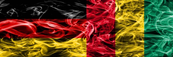 Bandiere Fumogene Germania Guinea Affiancate Bandiera Tedesca Guinea Insieme — Foto Stock