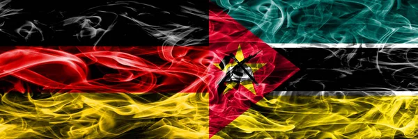 Γερμανία Μοζαμβίκη Καπνίζουν Σημαίες Που Τοποθετούνται Δίπλα Δίπλα Γερμανικά Και — Φωτογραφία Αρχείου
