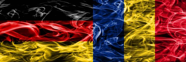 ドイツ対ルーマニア煙サイド サイド配置フラグ 一緒にドイツとルーマニアの旗 — ストック写真