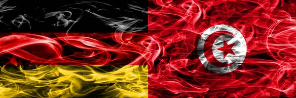 Deutschland Gegen Tunesien Rauchfahnen Nebeneinander Platziert Deutsche Und Tunesienfahne Zusammen — Stockfoto