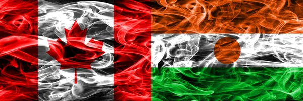 Kanada Gegen Nigeria Rauchfahnen Nebeneinander Platziert Kanadische Und Nigerfahne Zusammen — Stockfoto