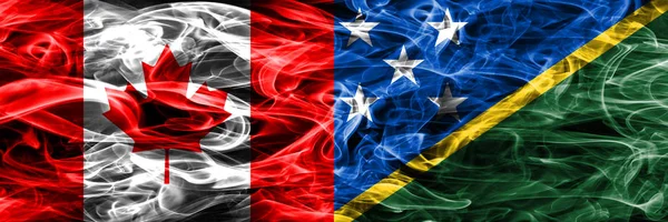 Kanada Salomonsaaret Savu Liput Sijoitetaan Vierekkäin Kanadan Salomonsaarten Lippu Yhdessä — kuvapankkivalokuva