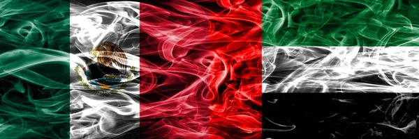 メキシコ対アメリカ アラブ首長国連邦の煙サイド サイド配置フラグ 一緒にメキシコ アラブ首長国連邦の国旗 — ストック写真