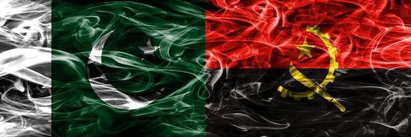 巴基斯坦 安哥拉烟旗并排放置 巴基斯坦和安哥拉的厚颜色的丝质烟雾旗 — 图库照片