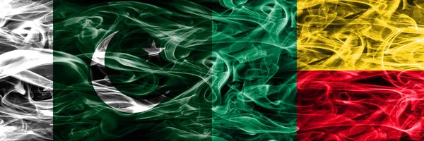 Пакистану Проти Бенін Дим Прапори Розміщені Поруч Товста Кольорові Шовковистою — стокове фото