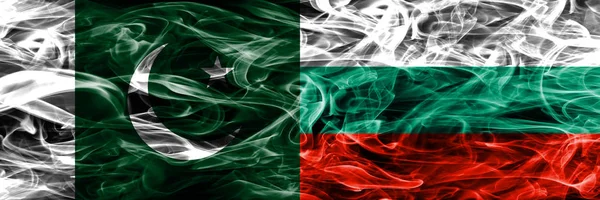 Pakistan Bulgarien Rök Flaggor Placeras Sida Vid Sida Tjock Färgad — Stockfoto