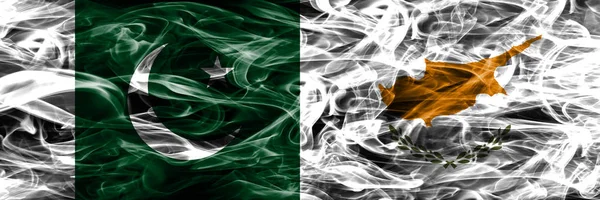 Pakistan Zypern Rauchfahnen Nebeneinander Platziert Dicke Seidige Rauchfahnen Von Pakistan — Stockfoto