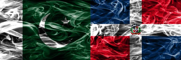 パキスタン対ドミニカ共和国煙サイド サイド配置フラグ 厚い色のパキスタンとドミニカ共和国の絹のような煙フラグ — ストック写真