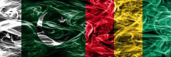 Pakistan Gine Duman Bayrakları Yan Yana Yerleştirilmiş Pakistan Gine Ipeksi — Stok fotoğraf