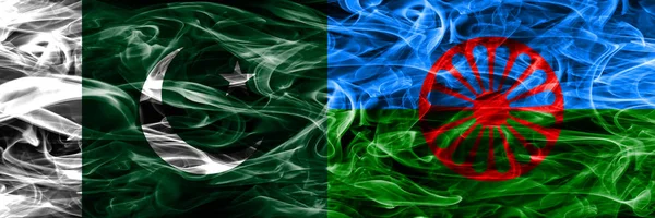 Пакистан Против Цыганских Дымовых Флагов Размещенных Бок Бок Толстые Цветные — стоковое фото