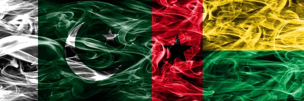 Πακιστάν Γουινέα Μπισάου Καπνίζουν Σημαίες Που Τοποθετούνται Δίπλα Δίπλα Χοντρό — Φωτογραφία Αρχείου
