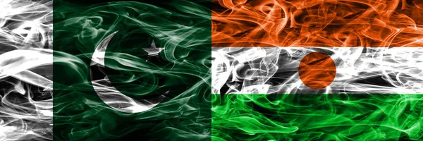 Drapeaux Fumée Pakistan Niger Placés Côte Côte Drapeaux Fumée Soyeuse — Photo