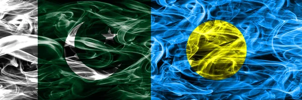 Пакистан Против Дымовых Флагов Палау Размещенных Бок Бок Толстые Шёлковые — стоковое фото