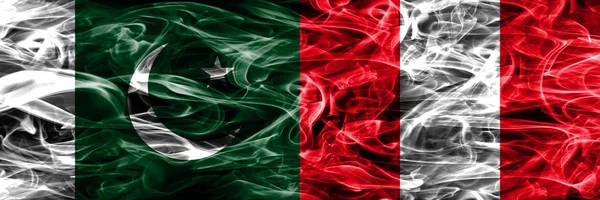巴基斯坦 秘鲁烟旗并排放置 巴基斯坦和秘鲁的厚颜色的丝质烟雾旗 — 图库照片