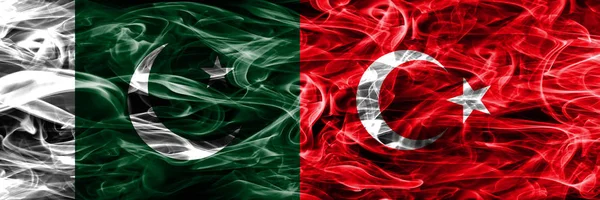 巴基斯坦 土耳其烟旗并排放置 巴基斯坦和土耳其厚颜色的丝质烟雾旗 — 图库照片