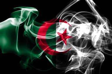 Cezayir ulusal bayrak renkli duman siyah arka plan üzerine izole yapılmış