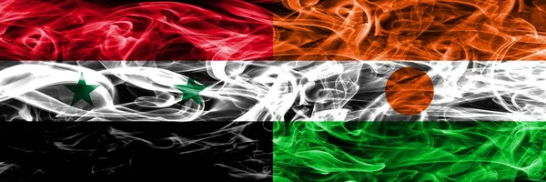 Syrii Niger Pali Flagi Umieszczone Obok Siebie Grube Kolorowe Jedwabiste — Zdjęcie stockowe