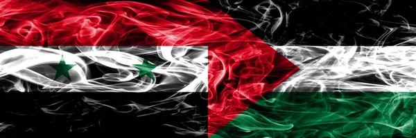 叙利亚 巴勒斯坦烟旗并排放置 叙利亚和巴勒斯坦厚颜色的丝质烟雾旗 — 图库照片