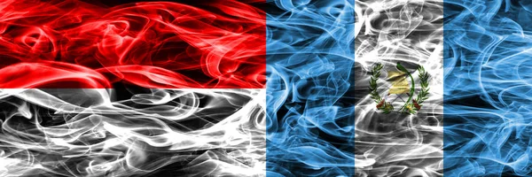 インドネシア対グアテマラ煙サイド サイド配置フラグ インドネシア グアテマラの絹のような煙の国旗色の厚 — ストック写真