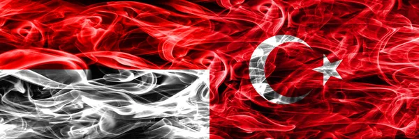 インドネシア対トルコ煙サイド サイド配置フラグ インドネシアやトルコの絹のような煙国旗色の厚 — ストック写真