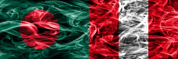 Бангладеш Проти Перу Дим Прапори Розміщені Поруч Товста Кольорові Шовковистою — стокове фото
