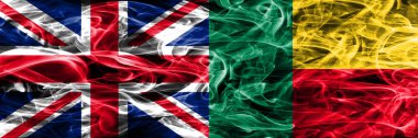 İngiltere vs Benin duman bayrakları yan yana yerleştirilmiş. Büyük Britanya ve Benin ipeksi duman bayrakları renkli kalın