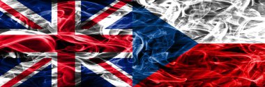 İngiltere – Çek Cumhuriyeti bayrakları yan yana yerleştirilmiş duman. Büyük Britanya ve Çek Cumhuriyeti ipeksi duman bayrakları kalın renkli