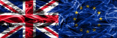 İngiltere vs Avrupa Birliği bayrakları yan yana yerleştirilmiş duman. İngiltere ve Avrupa Birliği ipeksi duman bayrakları renkli kalın