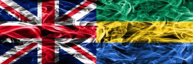 İngiltere vs Gabon duman bayrakları yan yana yerleştirilmiş. Büyük Britanya ve Gabon ipeksi duman bayrakları renkli kalın