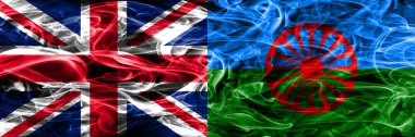 İngiltere vs Gipsy duman bayrakları yan yana yerleştirilmiş. Büyük Britanya ve Gipsy ipeksi duman bayrakları renkli kalın