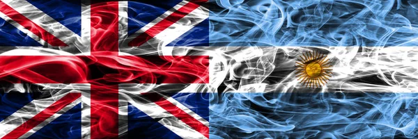 イギリス対アルゼンチンは煙サイド サイド配置のフラグです 厚い色の絹のような煙フラグはイギリスとアルゼンチン — ストック写真