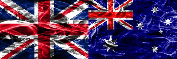 イギリス対オーストラリアは煙サイド サイド配置のフラグです 厚い色のイギリスおよびオーストラリアの絹のような煙フラグ — ストック写真