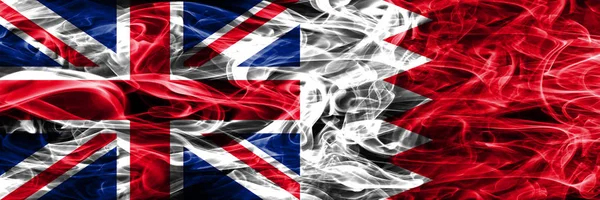 イギリス対バーレーン煙サイド サイド配置フラグ グレート ブリテンおよびバーレーンの絹のような煙の国旗色の厚 — ストック写真