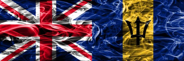 イギリス対バルバドス煙サイド サイド配置フラグ グレート ブリテンおよびバルバドスの絹のような煙の国旗色の厚 — ストック写真