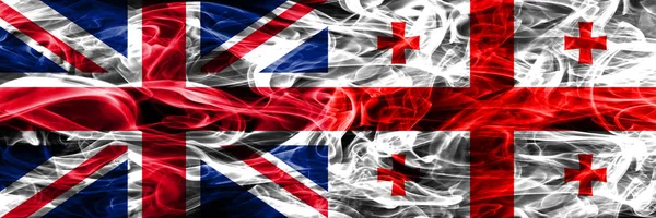 イギリス対グルジア煙サイド サイド配置フラグ グレート ブリテンおよびジョージアの絹のような煙の国旗色の厚 — ストック写真