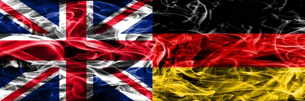 Vereinigtes Königreich Gegen Deutschland Rauchfahnen Nebeneinander Platziert Dicke Seidige Rauchfahnen — Stockfoto