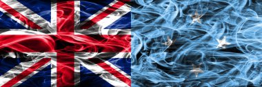 İngiltere vs Mikronezya duman bayrakları yan yana yerleştirilmiş. Büyük Britanya ve Mikronezya ipeksi duman bayrakları renkli kalın
